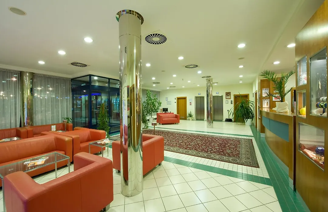 Ramada Airport Hotel Prague-1